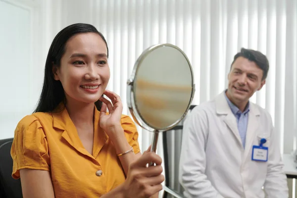 Veselý Asijské Žena Při Pohledu Zrcadlo Těší Její Tvář Bez — Stock fotografie
