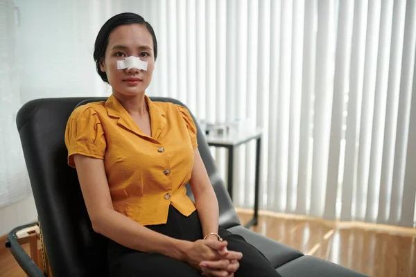Estetik Cerrahide Burun Ameliyatı Olduktan Sonra Koltukta Oturan Kadın — Stok fotoğraf