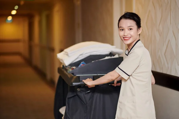 Gülümseyen Otel Hizmetçisi Kirli Çarşaf Havlularla Arabası Itiyor — Stok fotoğraf