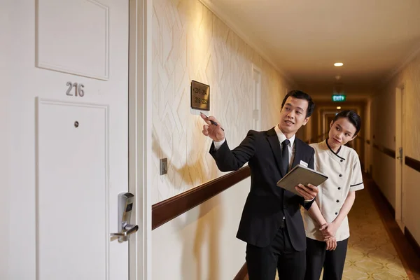 Hotelový Manažer Vysvětluje Pokojskou Které Pokoje Třeba Vyčistit — Stock fotografie