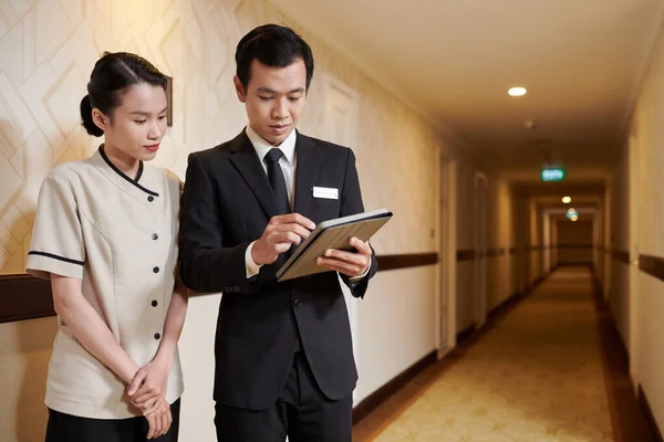 Hotelový Manažer Ukazuje Pokojská Seznam Pokojů Které Nedd Vyčistit Pro — Stock fotografie