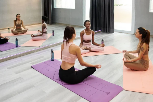 Grupo Mujeres Jóvenes Meditando Estudio Yoga Por Mañana —  Fotos de Stock