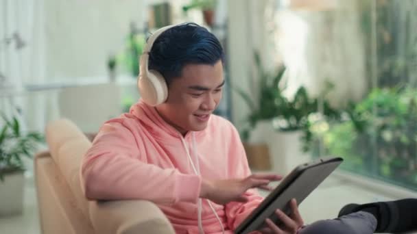 Potret Orang Muda Yang Ceria Dengan Rambut Biru Headphone Bergulir — Stok Video