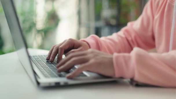 집에서 작업장에서 테이블에 앉아있는 노트북에 메일의 텍스트를 노동자의 — 비디오