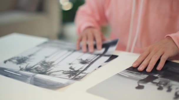 Обрезанный Снимок Человека Розовой Толстовке Выбирает Черно Белые Картины Выставки — стоковое видео