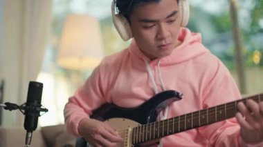 Z jeneratörünün mavi saçlı yeni şarkısını özel ekipmanlarla kurgularken, kulaklık takarken çekimini azalt.