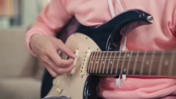 Pembe Kapüşonlu Bir Adamın Evde Pratik Yaparken Elektro Gitar Çalarkenki — Stok video