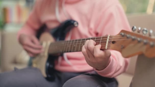Yeni Melodi Üzerinde Çalışırken Erkek Ellerinin Elektro Gitar Çalmasının Odak — Stok video