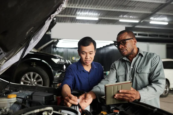 Auto Mechanic Explaining Client What Wires Should Replaced — Stock Photo, Image