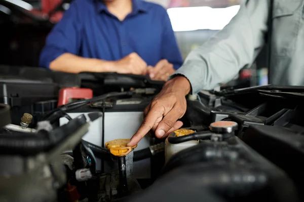 Mechanic Explaining Client What Parts Automoble Fixed Accepting Payment — Stock Photo, Image
