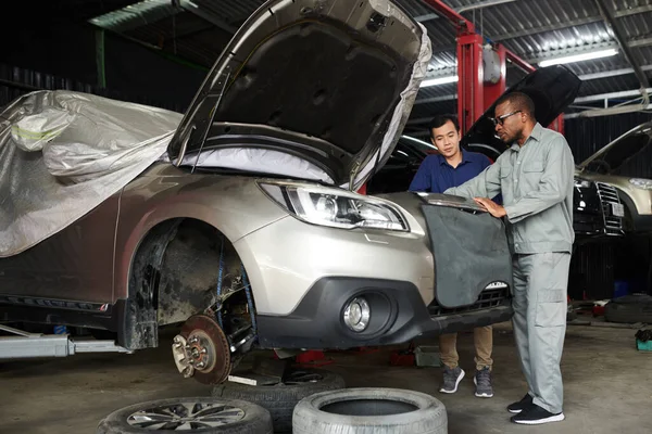 Mechanic Showing Car Owner Cause Leakage — Stock Photo, Image