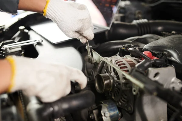 Closeup Image Mechanic Using Wrench Repairing Car Client — Stock Photo, Image