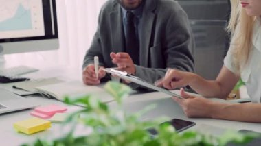 Ofis masasında oturup proje planını tartışırken çeşitli meslektaşların dokümanları düzeltme görüntülerini kestim.