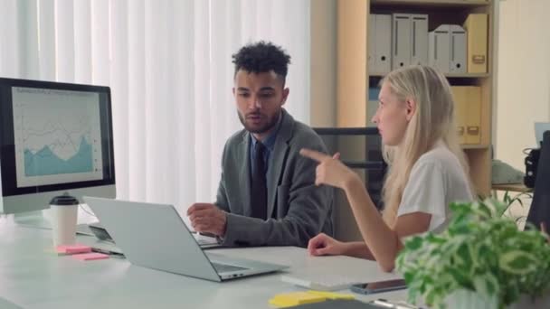 Team Aus Verschiedenen Geschäftsführern Zeigt Auf Laptop Bildschirm Während Sie — Stockvideo