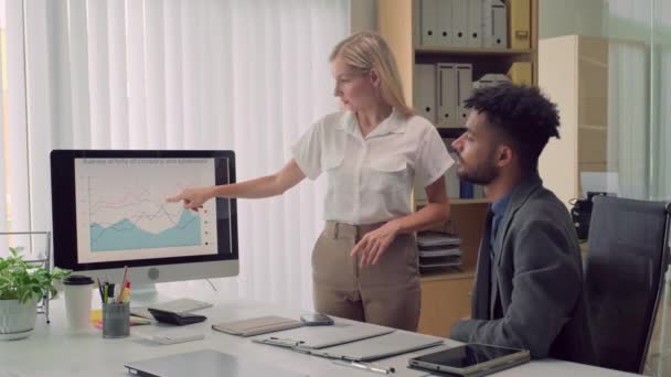 Ofiste Çalışırken Kadın Yöneticinin Yardımcı Diyagram Gösterirken Orta Boy Görüntüsü — Stok video