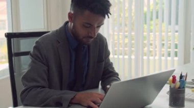 Girişimciler bilgisayar ekranında iş geliştirme stratejisini tartışıyor ve ofiste vakit geçirirken dizüstü bilgisayar kullanıyorlar
