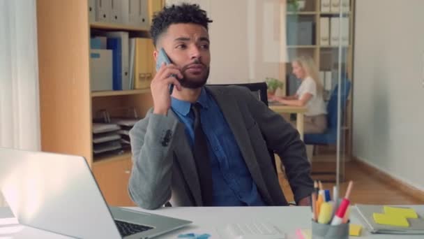 Genç Ofis Yöneticisinin Masa Başında Görüşmesi Sırasında Cep Telefonuyla Konuştuğu — Stok video