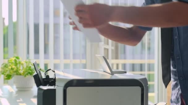 Руки Офисного Менеджера Мужчины Раскладывают Бумагу Принтер Подготовке Конференции Помещении — стоковое видео