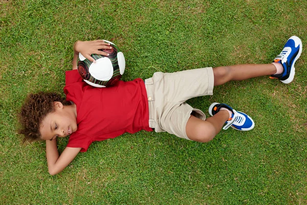 Niño Cansado Descansando Césped Después Jugar Fútbol Vista Desde Parte —  Fotos de Stock