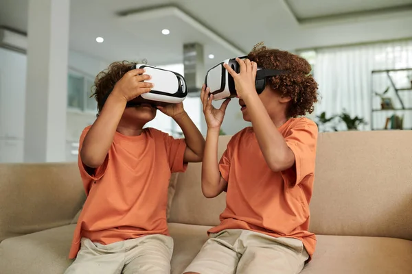 Siblings Playing Game Virtual Reality Glasses Home — Stock Photo, Image