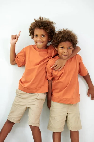 Zabawne Radosne Dzieci Przytulające Się Patrzące Kamerę — Zdjęcie stockowe