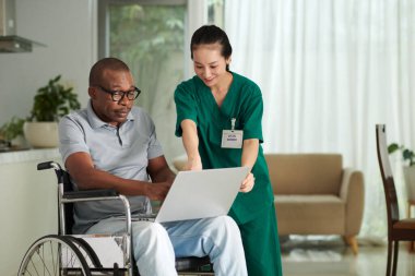 Özürlü bir sosyal hizmet görevlisi bilgisayarında teletıp hizmeti uygulamasının nasıl kullanılacağını anlatıyor.