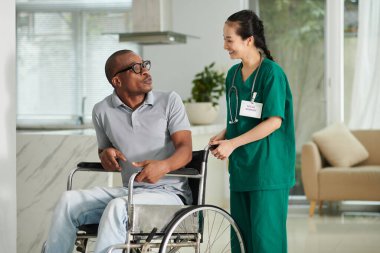 Özürlü bir adam tekerlekli sandalyede yardım istiyor.