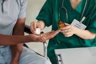 Sosyal hizmetler hastalara günlük doz takviyesi yapıyor