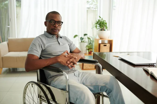 Ritratto Uomo Nero Con Disabilità Seduto Sedia Rotelle Casa — Foto Stock