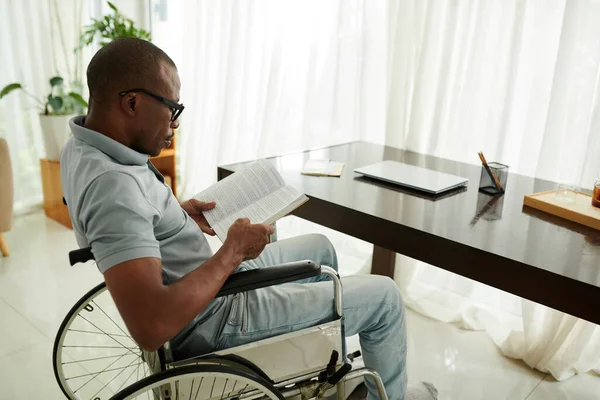 Uomo Nero Con Disabilità Trascorrere Del Tempo Casa Leggere Libri — Foto Stock