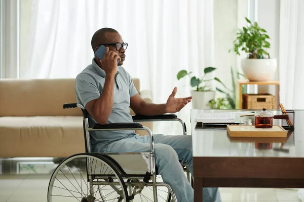 Uomo Con Disabilità Che Una Telefonata Emotiva Con Amico Familiare — Foto Stock