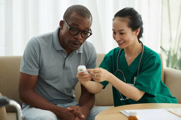 Social Worker Showing Body Temperature Screen Contactless Thermometer Patient — Stock Photo, Image