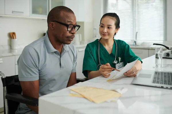 Social Worker Explaining Patient How Fill Documents Medical Clinic — Stock Photo, Image