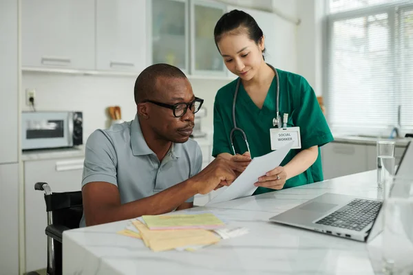 Social Worker Helping Patient Fill Documents Insurance Company — Stock Photo, Image