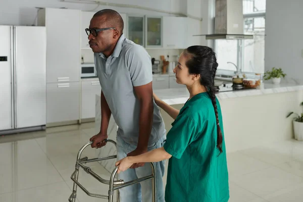 Fisioterapista Che Visita Paziente Casa Controlla Mentre Cammina Con Gli — Foto Stock