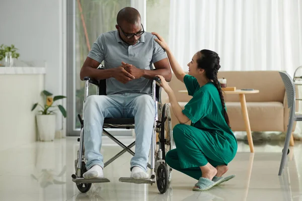 Social Worker Reassuring Depressed Patient Sitting Wheelchair — Stock Photo, Image