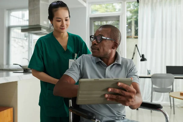 Patient Showing New Application Social Worker Who Visiting Him Home — Stock Photo, Image