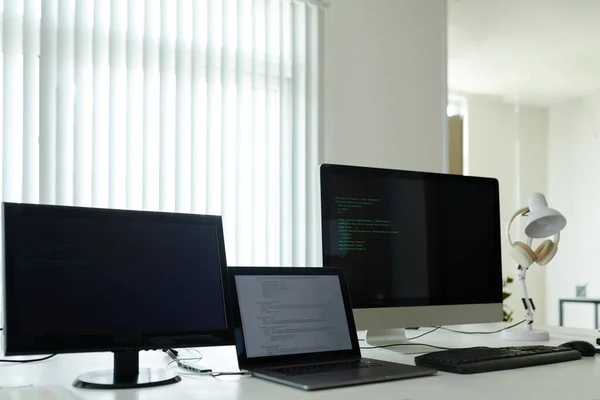 Ноутбук Комп Ютери Кодом Програмування Столі Офісі — стокове фото