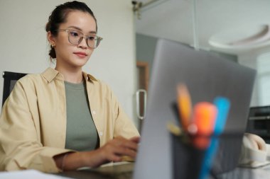 Gözlüklerdeki konsantre devops mühendisi güncellemeleri yerleştiriyor