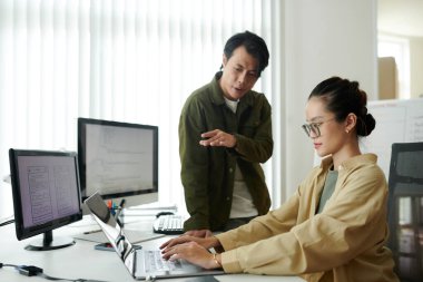 Takım lideri daha iyi programlama morina balığı yazma konusunda kıdemsiz geliştiricilere tavsiye veriyor