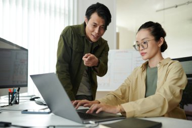 Ekip lideri şirket için ilk projesinde yardımcı olacak.