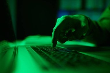 Programı başlatmak için geliştiricinin düğmeye basma görüntüsünü kapat