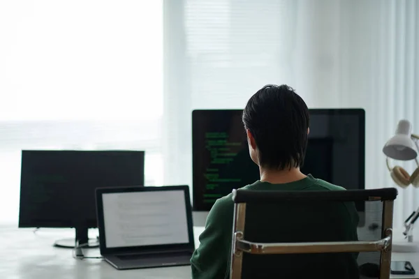 软件开发人员在办公室桌上的计算机编程 — 图库照片