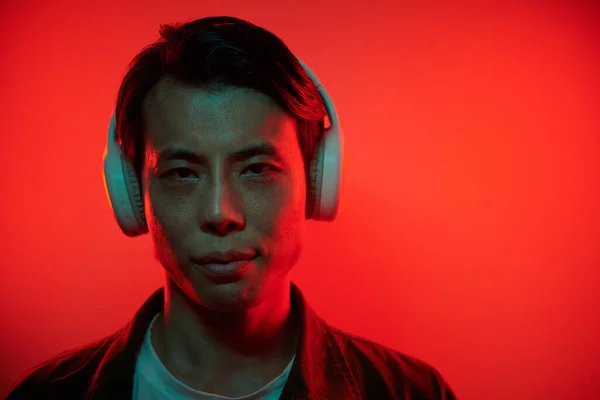 Porträt Eines Ernsthaften Hackers Mit Kopfhörer Isoliert Auf Rot — Stockfoto