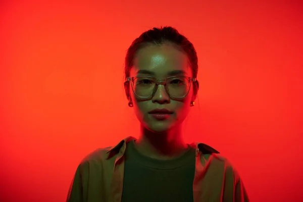 Portrait Serious Young Hacker Standing Red Light Looking Camera — Stock Photo, Image