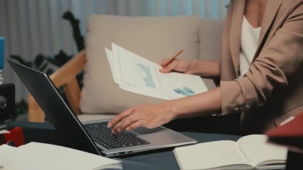 Kadın Girişimcinin Tek Başına Çalışırken Dizüstü Bilgisayardan Mali Raporun Verilerini — Stok video