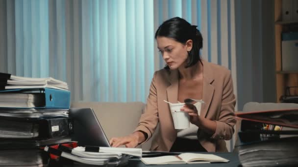 Средний Снимок Молодой Женщины Голодной Офисной Работницы Которая Ест Лапшу — стоковое видео