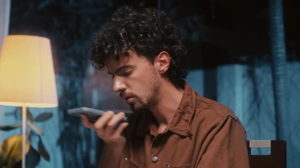 Tilt Shot Van Mannelijke Ondernemer Opnemen Spraakbericht Smartphone Tijdens Het — Stockvideo
