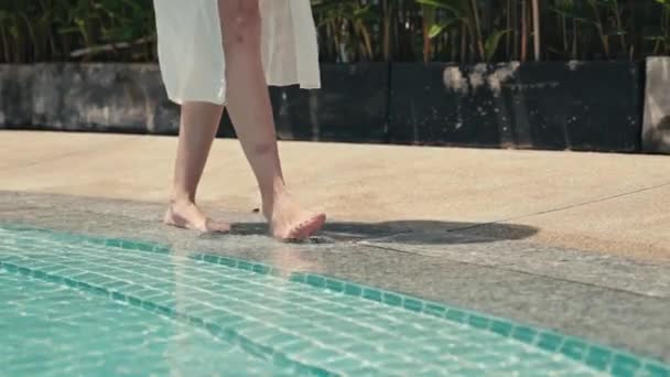 Schnappschuss Von Beinen Einer Touristin Die Sommer Pool Des Resorts — Stockvideo