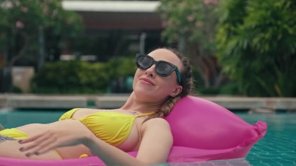Portret Van Vrolijke Vrouwelijke Vakantieganger Liggend Opblaasbare Matras Zwembad Resort — Stockvideo
